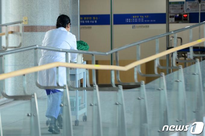 16일 오후 광주 동구 조선대학교 병원에서 한 의료진이 이동하고 있다. 조선대 병원에서는 전날 전공의 7명이 사직서를 제출했다. 정부의 의대 정원 확대에 반발하는 움직임으로 풀이된다. 2024.2.16/뉴스1 ⓒ News1 이승현 기자
