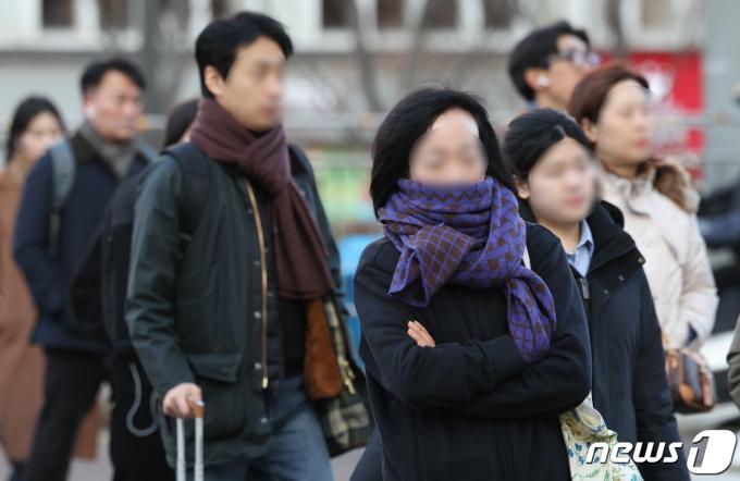 전국 대부분 지역의 아침 기온이 영하권으로 떨어진 16일 오전 서울 종로구 세종대로에서 시민들이 걸어가고 있다. 2024.2.16/뉴스1 ⓒ News1 김민지 기자