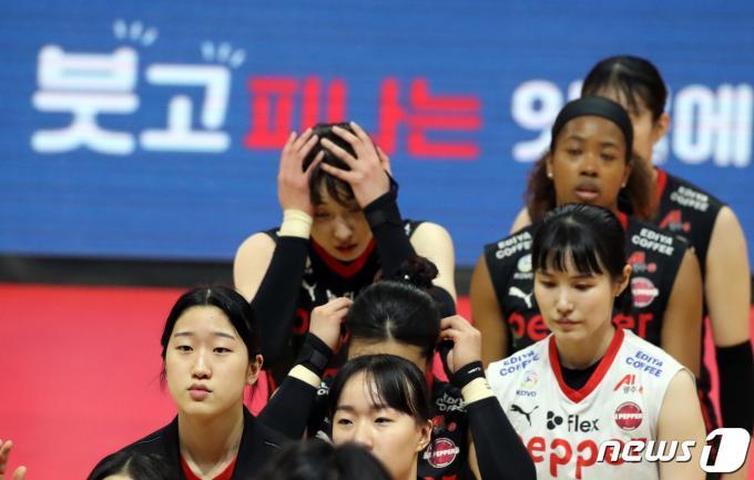 16일 광주 페퍼스타디움에서 열린 프로배구 도드람 2023-2024 V-리그 여자부 페퍼저축은행과 정관장의 경기에서 AI페퍼스 선수들이 22연패를 확정짓고 실망하고 있다. 2024.2.16/뉴스1 ⓒ News1 이수민 기자