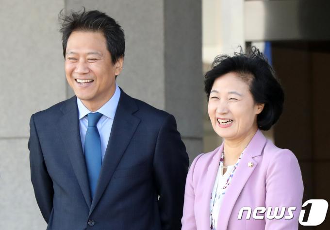 추미애 더불어민주당 대표와 임종석 청와대 비실장이 8일 경기 성남시 서울공항에서 동남아 3개국 순방을 떠나는 문재인 대통령을 환송나와 대화를 나누고 있다.2017.11.8/뉴스1 ⓒ News1 민경석 기자