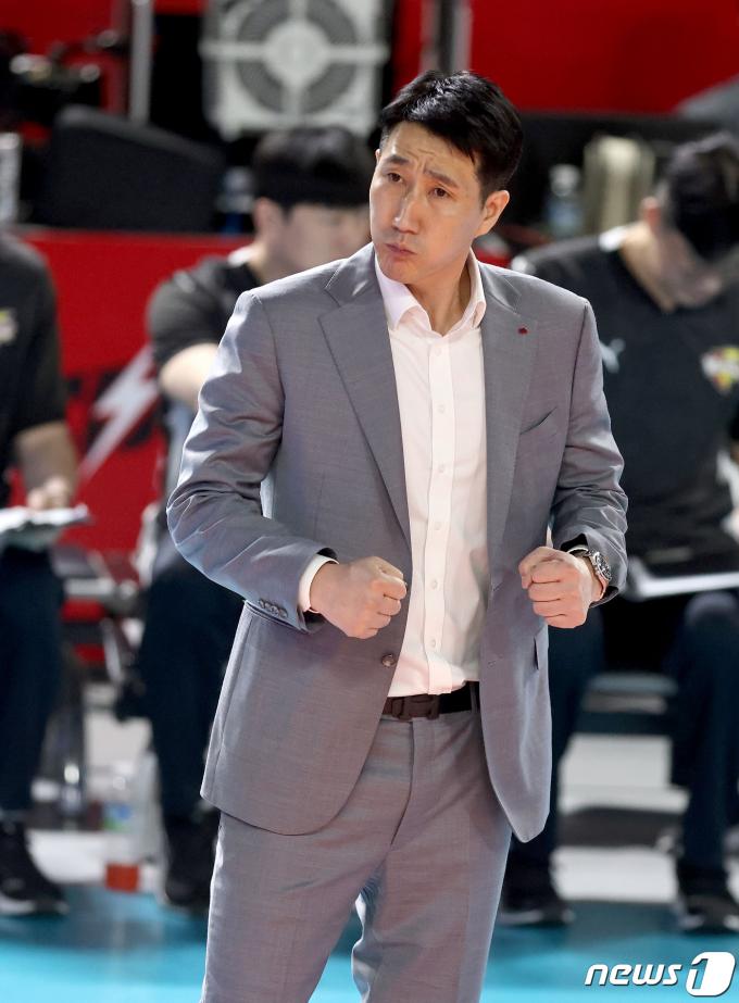 [사진] 권영민 한국전력 감독 '주먹 불끈'