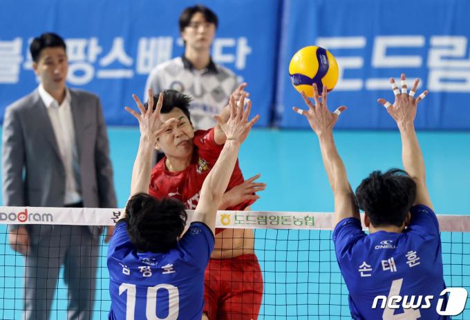 [사진] 한국전력 서재덕 '강력한 스파이크'