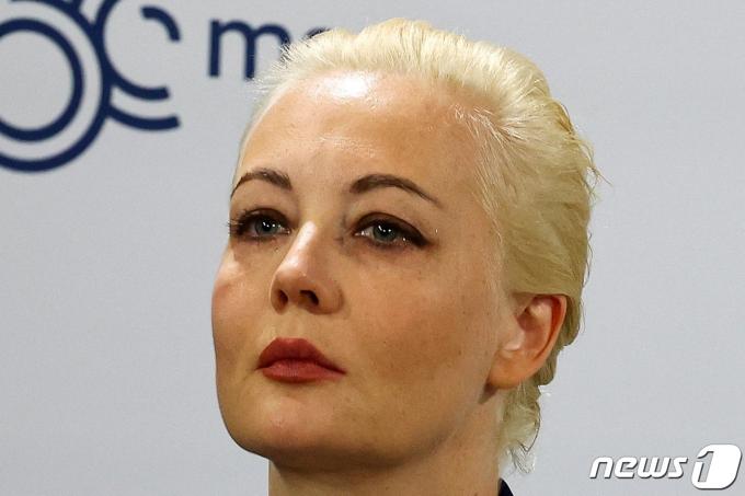 16일(현지시간) 러시아 반정부 활동가 알렉세이 나발니의 아내 율리아 나발나야가 독일 뮌헨안보회의에서 나발니의 사망 소식을 듣고 침통한 표정을 보이고 있다. 2024.02.16/ ⓒ 로이터=뉴스1 ⓒ News1 박재하 기자