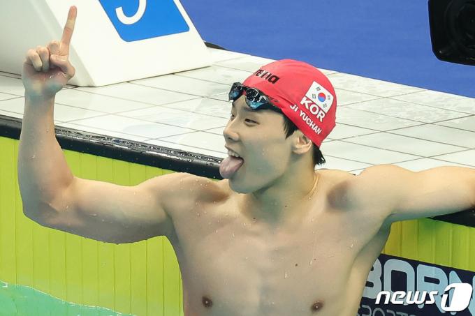 25일 오후 중국 항저우 올림픽 스포츠센터 수영장에서 열린 남자 자유형 50ｍ 결승전에서 대한민국 지유찬이 금메달을 확정지은 뒤 기뻐하고 있다. 2023.9.26/뉴스1 ⓒ News1 민경석 기자