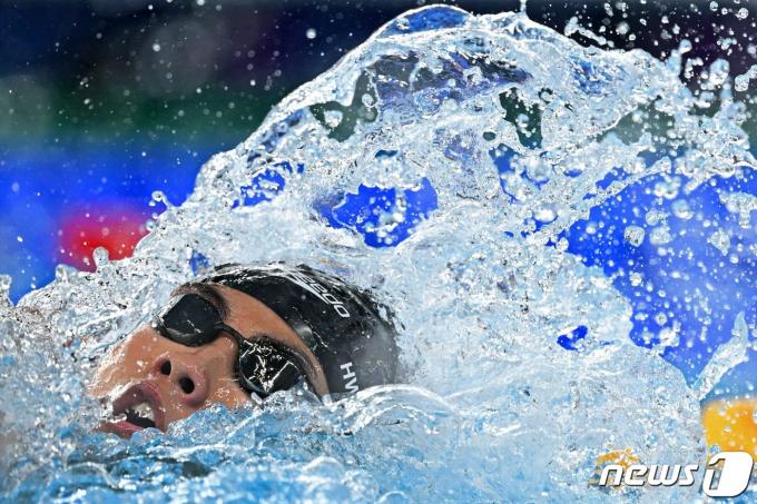 황선우가 16일(한국시간) 카타르 도하에서 열린 2024 세계수영연맹 세계수영선수권대회 경영 남자 계영 800m 예선에서 역영을 펼치고 있다. ⓒ AFP=뉴스1