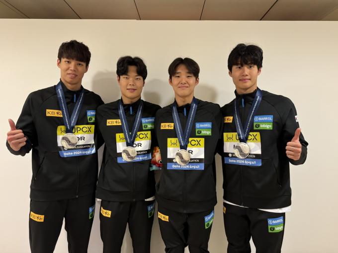 세계수영선수권대회 은메달을 합작한 한국 남자 계영 800m 대표팀. 왼쪽부터 양재훈, 이호준, 김우민, 황선우. (대한수영연맹 제공)