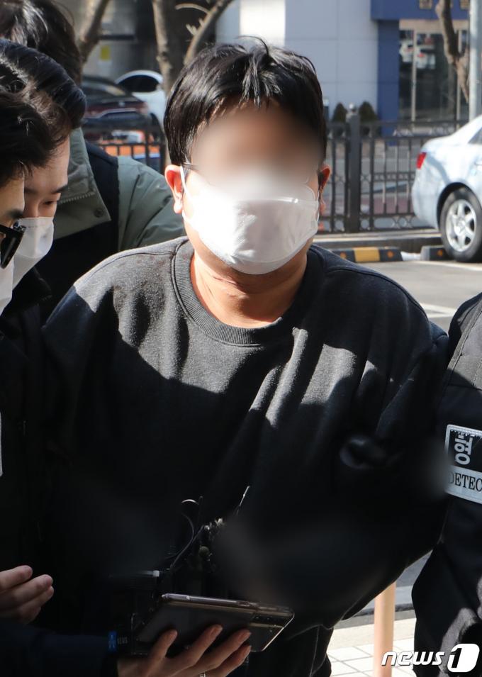 목동 아파트에서 부모와 형을 살해한 혐의를 받는 A씨(31)가 2022년 2월 12일 서울 양천구 남부지방법원에서 영장실질심사에 출석하고 있다.  2022.2.12/뉴스1 ⓒ News1 DB