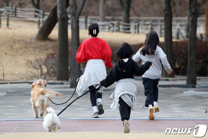평년기온을 웃도는 포근한 날씨가 이어진 15일 대구 달서구 월광수변공원에서 시민들이 반려견과 함께 산책하고 있다. 2024.2.15/뉴스1 ⓒ News1 공정식 기자