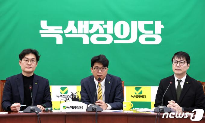 김준우 녹색정의당 상임대표가 15일 오전 서울 여의도 국회에서 열린 전략협의회의에서 모두발언을 하고 있다. 2024.2.15/뉴스1 ⓒ News1 구윤성 기자
