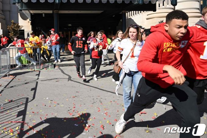 14일(현지시간) 미국 미주리주 캔자스시티에서 열린 미국프로풋볼(NFL)팀 캔자스시티 치프스의 슈퍼볼 우승 축하 퍼레이드 도중 총격이 발생해 1명이 숨지고 22명이 다쳤다. 사진은 총격을 피해 달아나는 시민들의 모습. 2024.02.14/ ⓒ AFP=뉴스1 ⓒ News1 박재하 기자