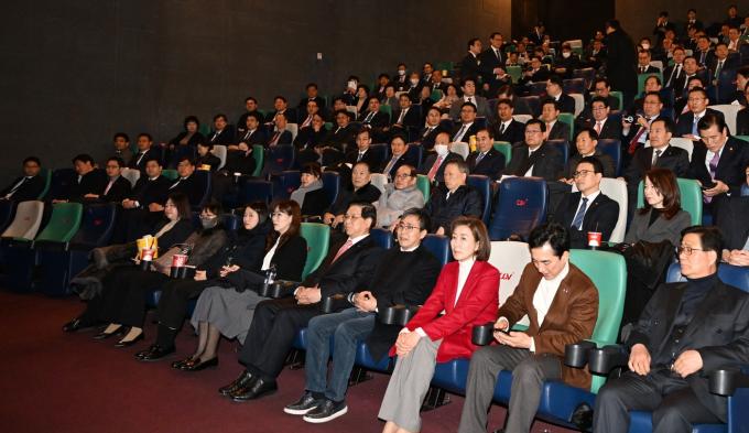 16일 아침 여의도순복음교회 이영훈 목사와 교인들이 영화 건국전쟁을 단체 관람하고 있다.(여의도순복음교회 제공)
