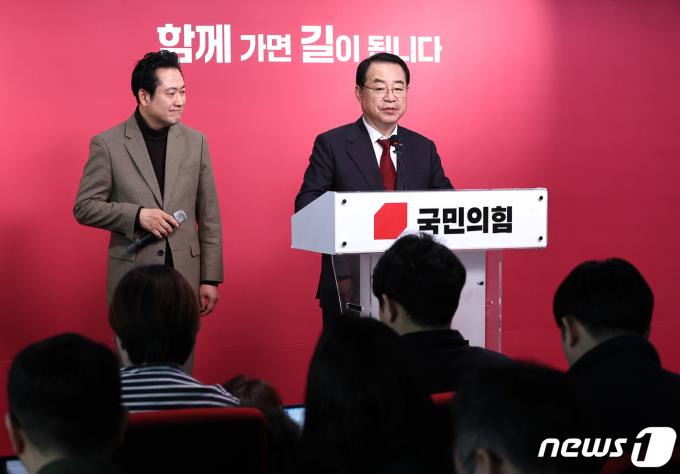 국민의힘 정영환 공천관리위원장과 장동혁 사무총장이 16일 오전 서울 여의도 중앙당사에서 경기·충청·전남지역 단수공천 명단을 발표하고 있다. 2024.2.16/뉴스1 ⓒ News1 구윤성 기자