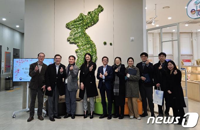 [사진] 남북통합문화센터 방문한 줄리 터너