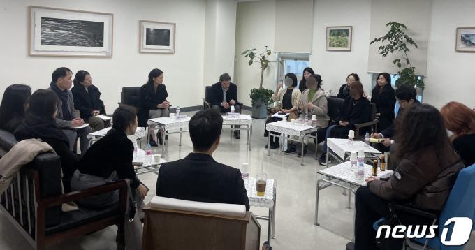 [사진] 탈북 청소년 만난 줄리 터너 미국 북한인권특사