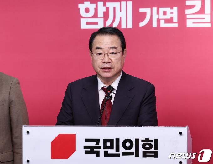 정영환 국민의힘 공천관리위원장이 16일 오전 서울 여의도 중앙당사에서 경기·충청·전남지역 단수공천 명단을 발표하고 있다. 2024.2.16/뉴스1 ⓒ News1 구윤성 기자