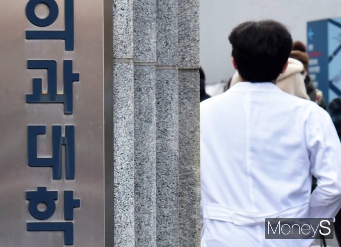 정부의 의대 정원 확대 정책에 반대하는 대한의사협회(의협)가 비대위 체제로 전환하며 집단행동을 준비하는 가운데 13일 서울 모 대학병원에서 의사가 이동을 하고 있다. 정부는 내년 대학 입시부터 의대 정원을 현 인원에서 2000명 늘리고 2035년까지 10년간 총 1만명까지 정원을 확대하기로 결정, 이에 따라 내년도 입시에서 전국 40개 의대는 총 5058명의 신입생을 모집하게 된다. /사진=임한별(머니S)