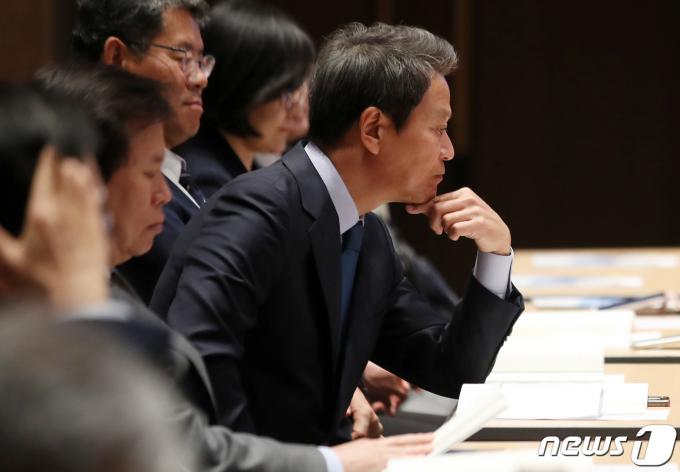 임종석 전 대통령비서실장이 27일 오후 서울 여의도 한국거래소에서 경기도와 포럼 사의재, 한반도평화포럼 등의 주최로 열린 ‘4?27 판문점 선언’ 5주년 기념식 및 학술회의에 참석해 생각에 잠겨 있다. 2023.4.27/뉴스1 ⓒ News1 구윤성 기자