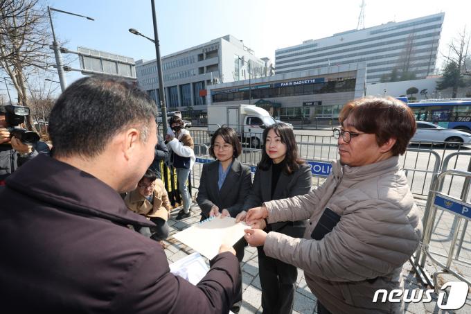 [사진] '졸업생 강제연행' 항의 서한 전달하는 카이스트 동문들