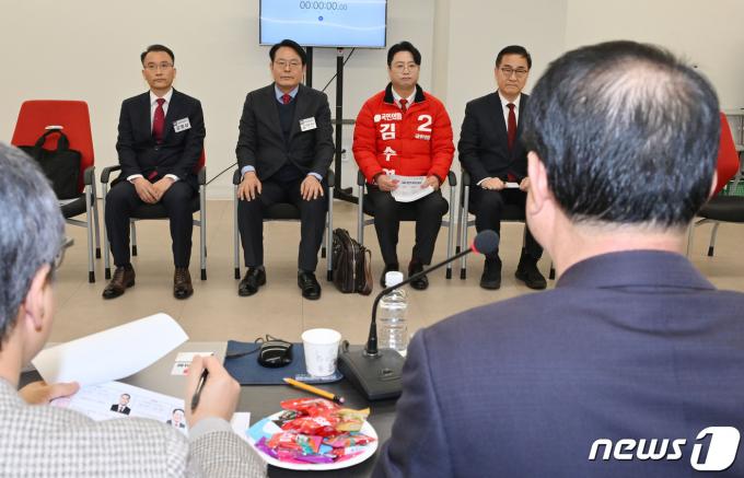 16일 서울 여의도 국민의힘 중앙당사에서 창원시마산 합포구의 공천 면접이 진행되고 있다. 좌측부터 강명상, 김대완, 김수영, 최형두 예비 후보. (공동취재) 2024.2.16/뉴스1 ⓒ News1 ,송원영 기자