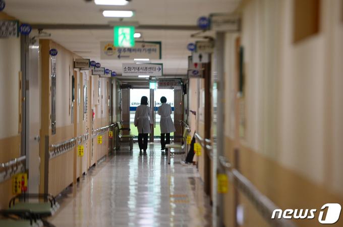 16일 오후 광주 동구 조선대학교 병원에서 의료진이 이동하고 있다. 조선대 병원에서는 전날 전공의 7명이 사직서를 제출했다, 정부의 의대 정원 확대에 반발하는 움직임으로 풀이된다. 2024.2.16/뉴스1 ⓒ News1 이승현 기자