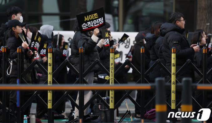 [사진] 서이초 순직인정 촉구하며 거리로 나선 교사들