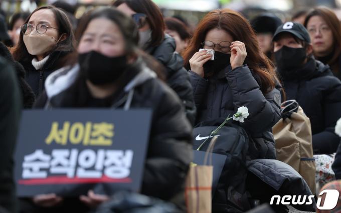 [사진] '동료를 떠나보낸 슬픔'