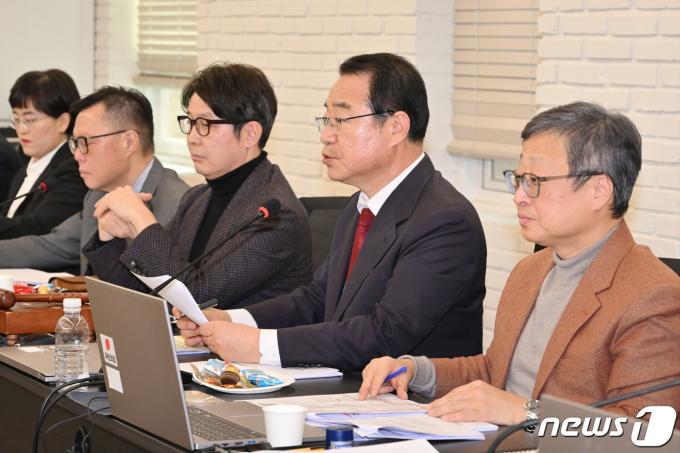 [사진] 심사하는 정영환 공관위원장