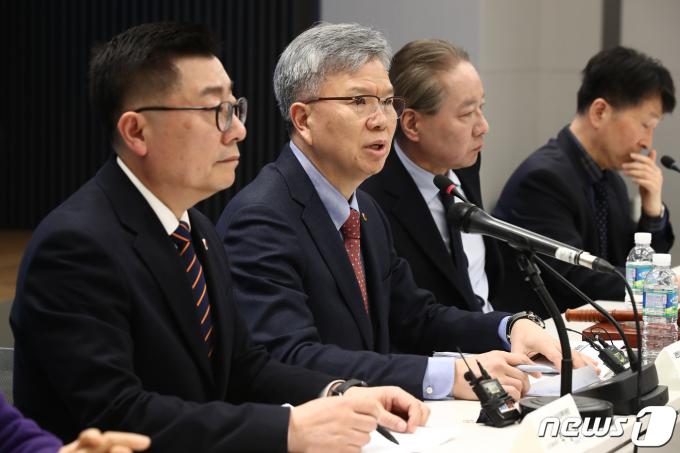 [사진] 의협 비대위회의 주재하는 김택우 위원장