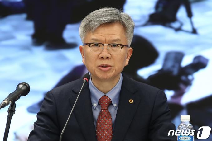 [사진] 김택우 비대위원장, '의대정원 증원 저지'