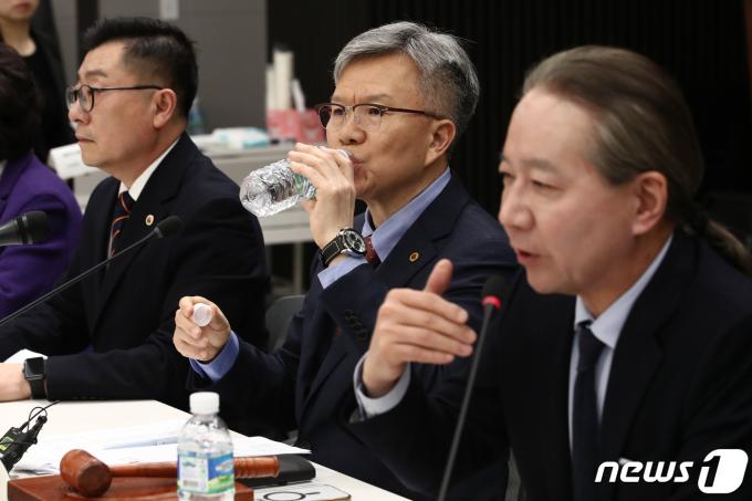[사진] 목 축이는 김택우 의협 비대위원장