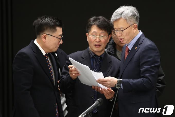 [사진] 논의하는 의협 비대위