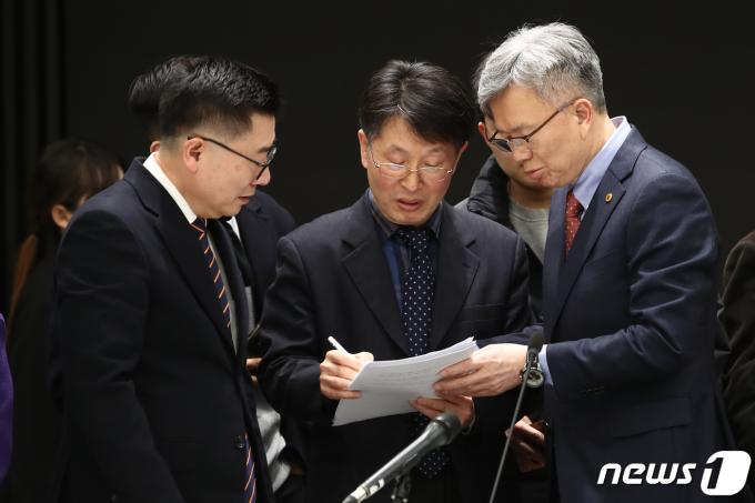 [사진] 김택우 의협 비대위원장 '논의'