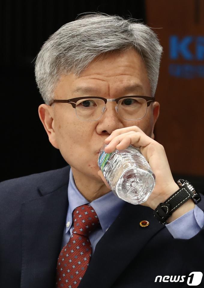 [사진] 물 마시는 김택우 비대위원장