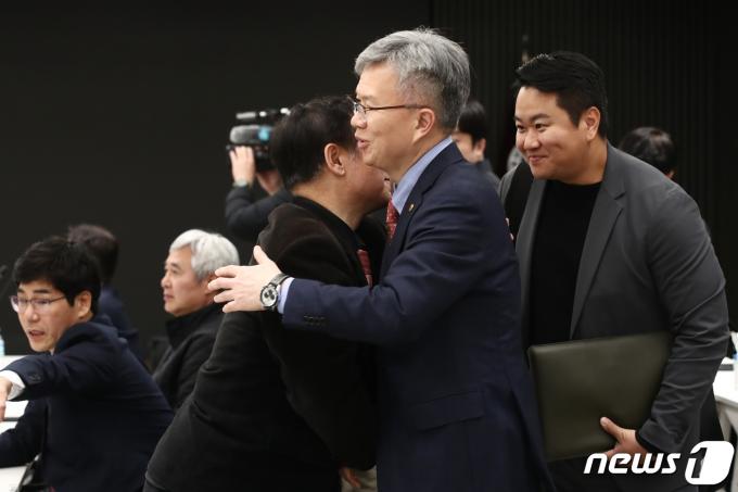 [사진] 포옹하는 김택우 비대위원장