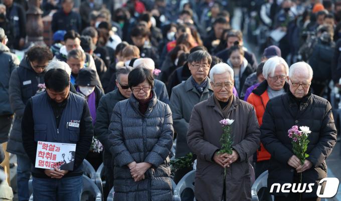 [사진] '불쌈꾼 백기완 3주기 추모대회' 추모 묵념