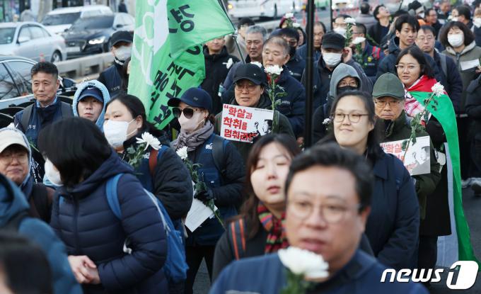 [사진] '백기완 3주기 추모대회, 국화꽃 행진'