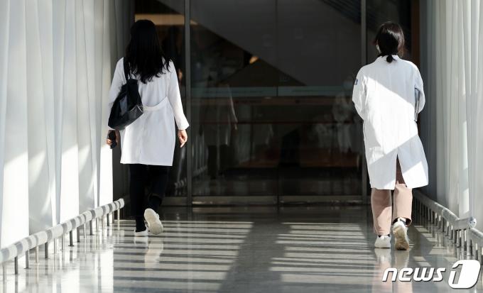 16일 서울의 한 대형 종합병원에서 의료진이 발걸음을 옮기고 있다. 대한전공의협의회(대전협)는 '빅5' 병원 전공의 대표들과 논의한 결과 오는 19일까지 해당 병원 전공의 전원이 사직서를 제출하고 20일 오전6시 이후에는 근무를 중단한다고 밝혔다. 2024.2.16/뉴스1 ⓒ News1 이동해 기자