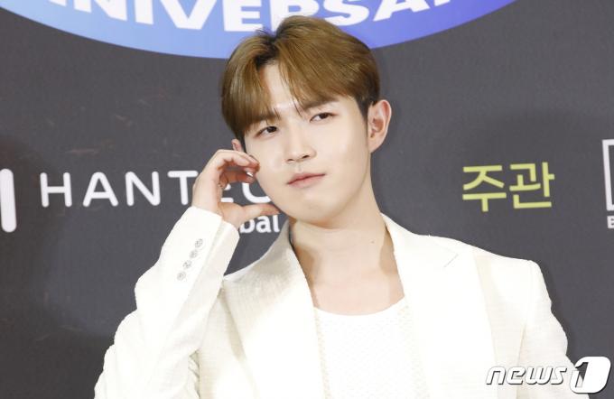 [사진] 김재환, 시크한 볼 하트