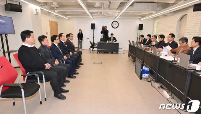 정영환 공천관리위원장을 비롯한 국민의힘 공관위원들이 17일 서울 여의도 중앙당사에서 부산지역 예비후보에 대한 공천 면접 심사를 하고 있다. 왼쪽부터 강성운, 박성근, 이재균, 조승환, 최영훈, 최홍배 부산 영도ㆍ중구 예비후보.(공동취재) 2024.2.17/뉴스1 ⓒ News1 구윤성 기자