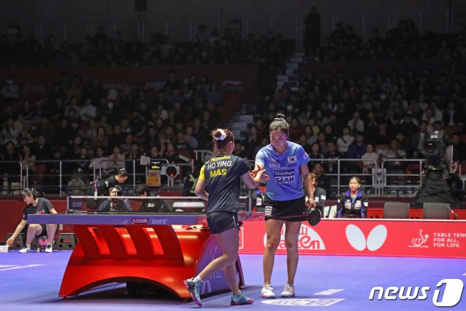 탁구 국가대표 신유빈이 17일 오후 부산 해운대구 벡스코에서 열린 'BNK부산은행 2024 부산세계탁구선수권대회' 여자단체전 조별리그 5조 2차전 대한민국과 말레이시아의 경기에서 세트를 따낸 뒤 상대 선수와 악수하고 있다. 2024.2.17/뉴스1 ⓒ News1 윤일지 기자