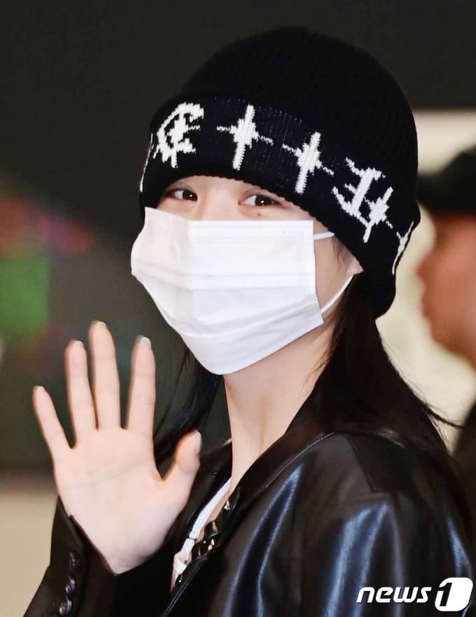 [사진] 수진, 비니와 마스크 뚫고 나오는 광채 눈빛