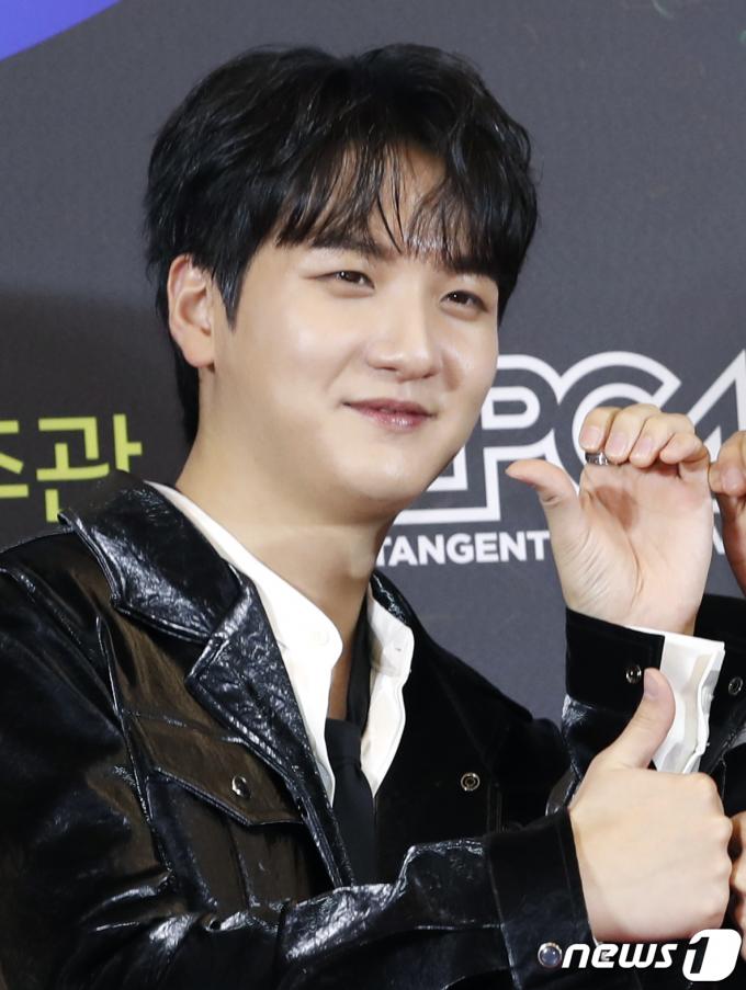 [사진] 루시 신광일, 다정한 볼 하트