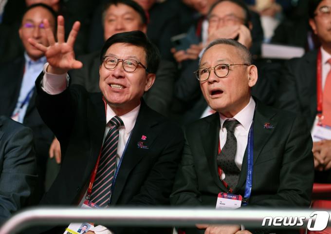[사진] 부산세계탁구선수권대회 경기 보는 유인촌 장관·박형준 부산시장