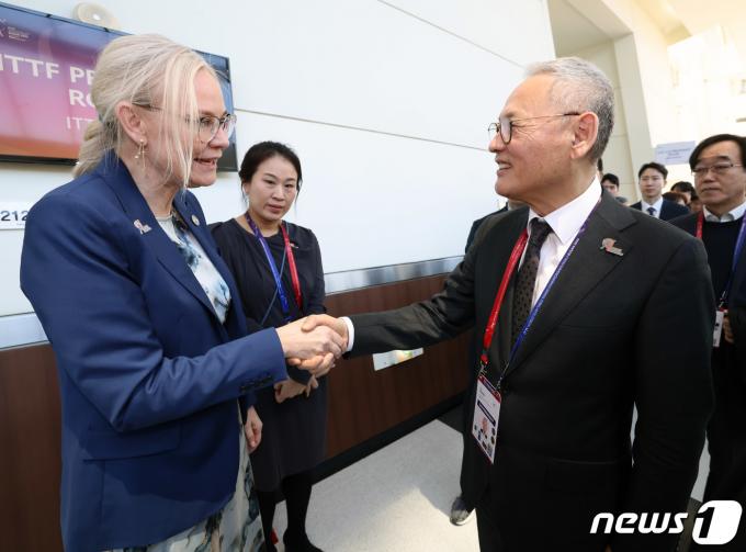 [사진] 페트라 쇠링 회장과 인사하는 유인촌 장관