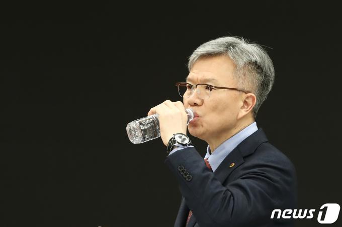 김택우 의협 비상대책위원장 겸 투쟁위원장이 17일 오후 서울 용산구 대한의사협회에서 열린 의대정원 증원 저지 비상대책위원회의에 참석해 물을 마시고 있다. 2024.2.17/뉴스1 ⓒ News1 이광호 기자