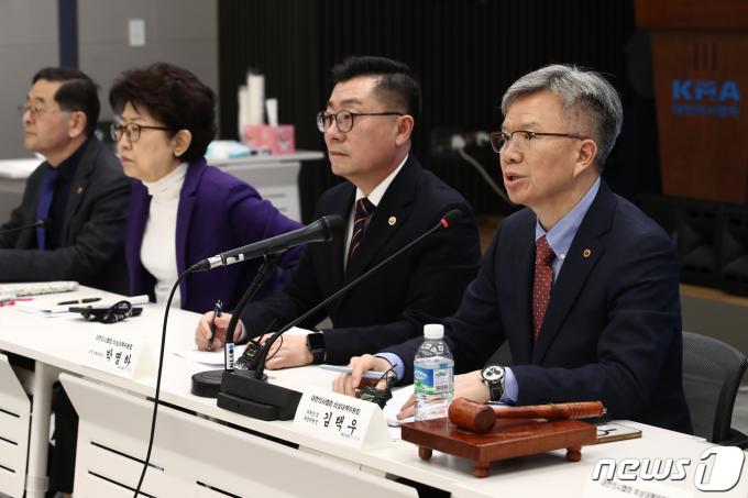 김택우 의협 비상대책위원장 겸 투쟁위원장이 17일 오후 서울 용산구 대한의사협회에서 열린 의대정원 증원 저지 비상대책위원회의에서 모두발언을 하고 있다. 2024.2.17/뉴스1 ⓒ News1 이광호 기자