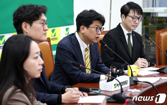 김준우 녹색정의당 상임대표가 15일 오전 서울 여의도 국회에서 열린 전략협의회의에서 모두발언을 하고 있다. 2024.2.15/뉴스1 ⓒ News1 구윤성 기자