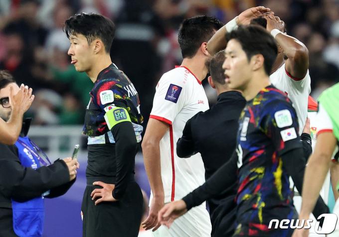 영국 매체들이 한국 축구대표팀의 주장 손흥민(토트넘)이 아시안컵 4강을 앞두고 후배들과 다투다 손가락이 골절됐다고 폭로했다. 대한축구협회(KFA) 확인 결과 선수들 간 다툼이 있었던 것도, 그 과정에서 손흥민이 부상을 입은 것도 사실이었다.2024.2.14/뉴스1 ⓒ News1 김성진 기자