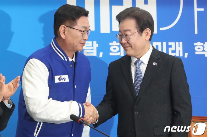 이재명 더불어민주당 대표가 7일 오전 서울 여의도 국회에서 열린 더불어민주당 15·16·17차 인재영입식에서 김제선 희망제작소 전 소장과 악수를 나누고 있다. 2024.2.7/뉴스1 ⓒ News1 임세영 기자