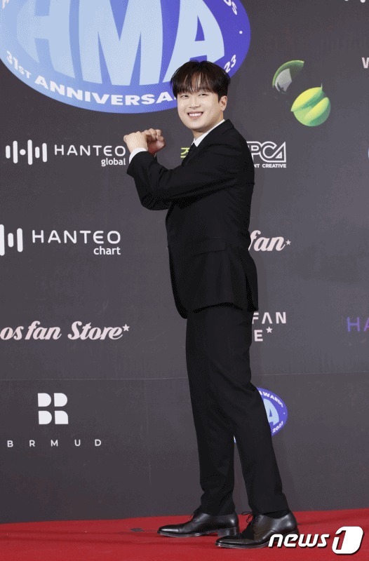 '찬또배기' 이찬원이 홈런 세리머니를 펼치고 있다. ⓒ News1 권현진 기자